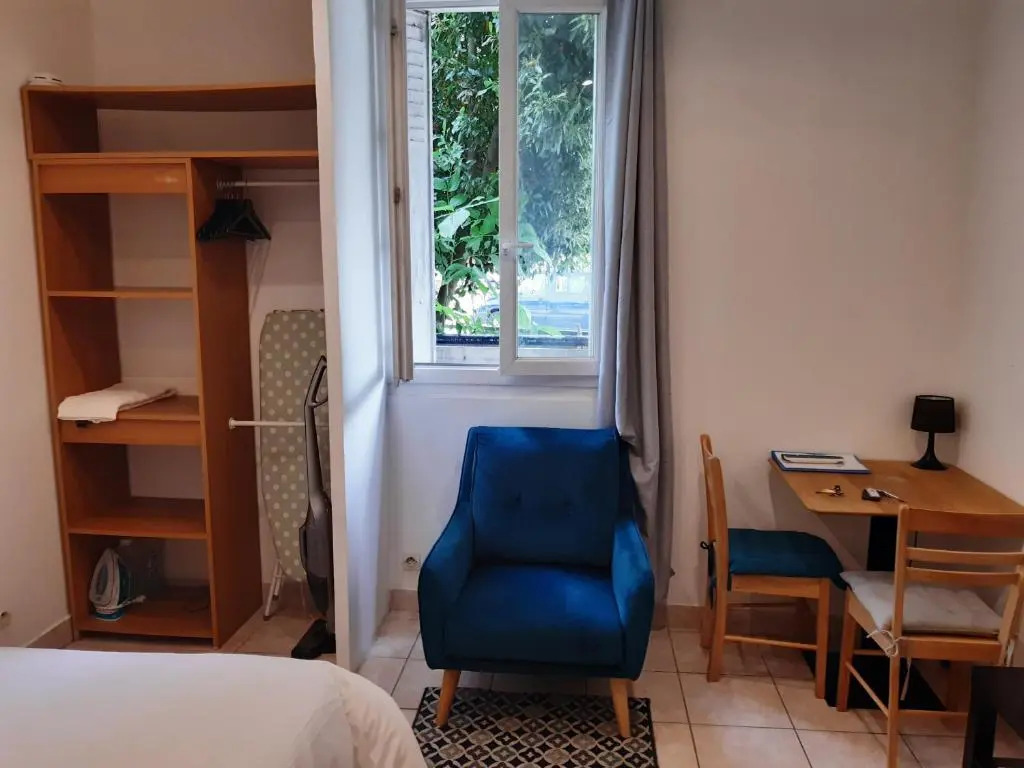 Appartement AAD1 Clamart 200 m du Tramway T6 st pavé blc avec cuisine séparée