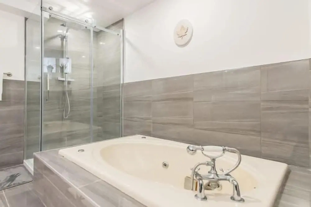 Modern Meets Rustic - 2 Bdrm Old Quebec