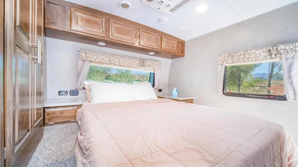 Fully Setup RV for Glamping OK64