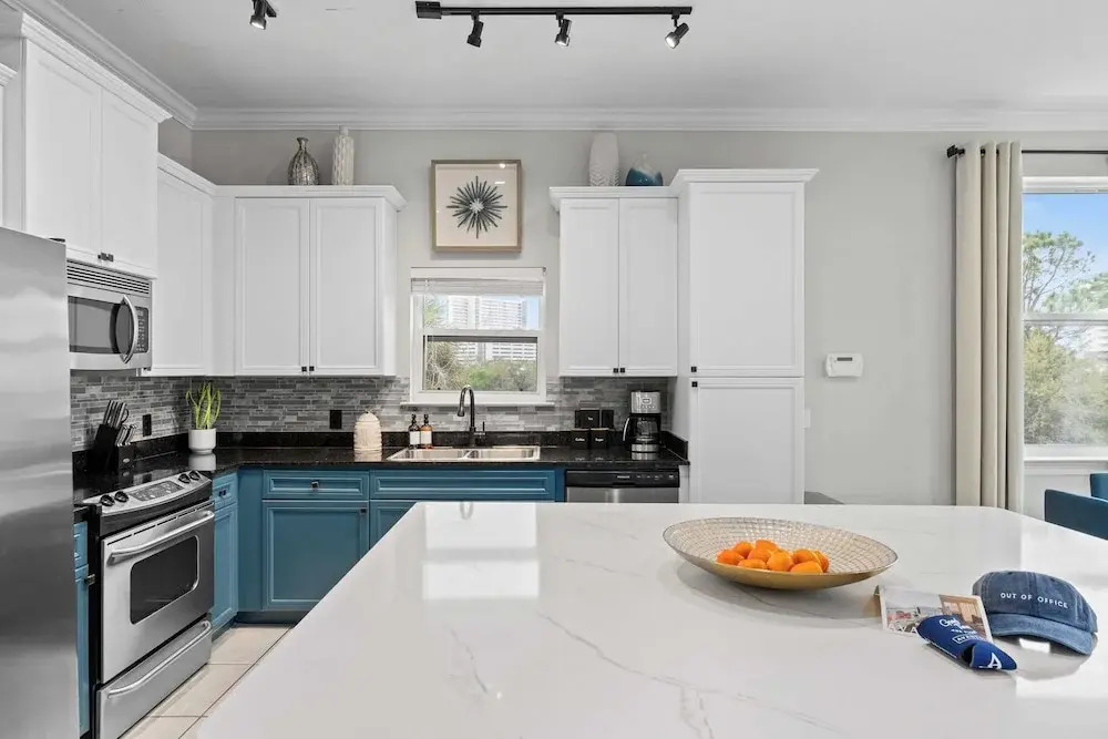 Tidal Charm by Avantstay Walk to Beach, Community Pool, Balcony, Ocean Views