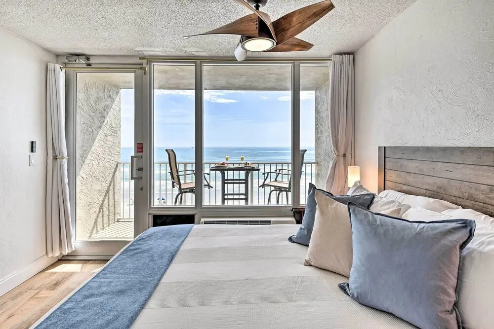 Oceanfront, Fourth-floor Condo on Daytona Beach!