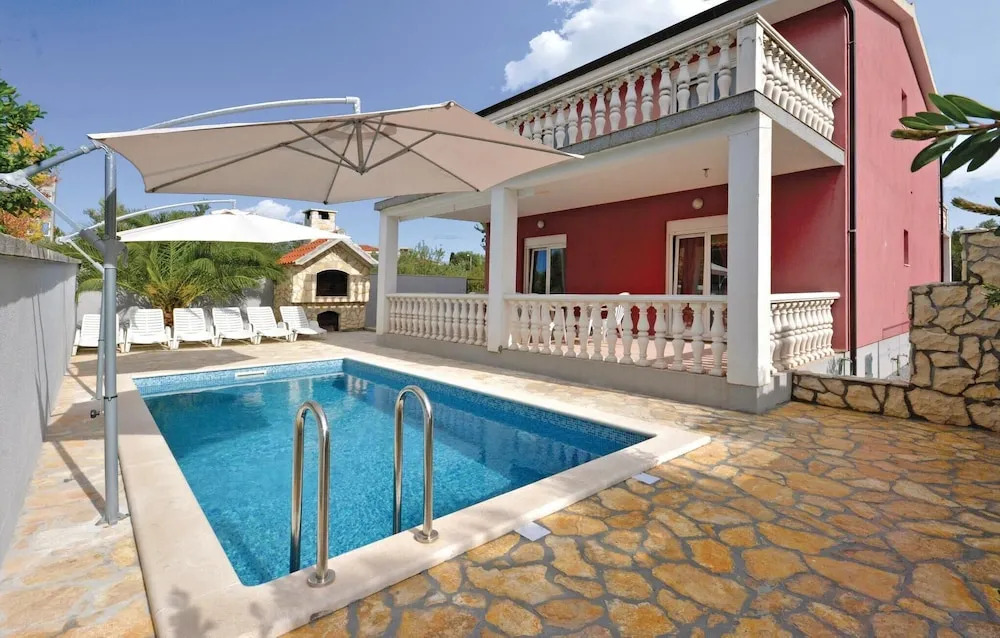 Beautiful Home in Okrug Gornji With Wifi and 4 Bedrooms
