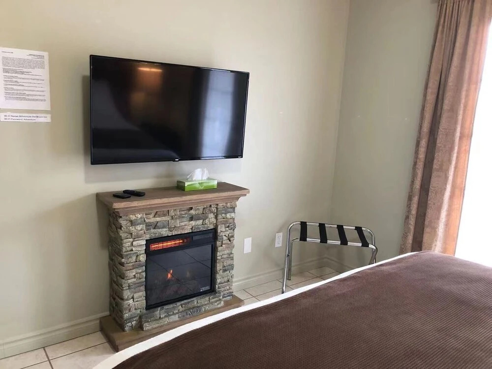 Adventure the Bruce Inn - Recently Renovated With Outdoor Hot Tub