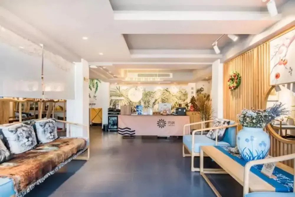 Floral Hotel Huliudiefang