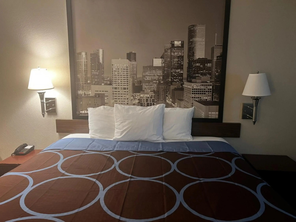 Super 8 by Wyndham Baytown I-10