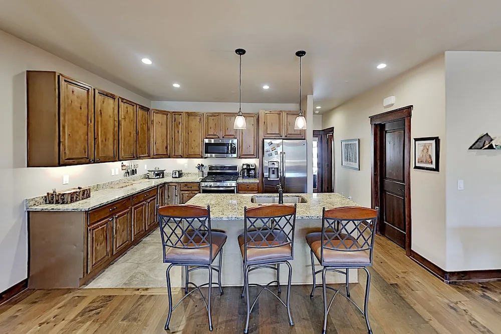 Upscale Decks, Heated Garage, Near Shuttle 3 Bedroom Townhouse