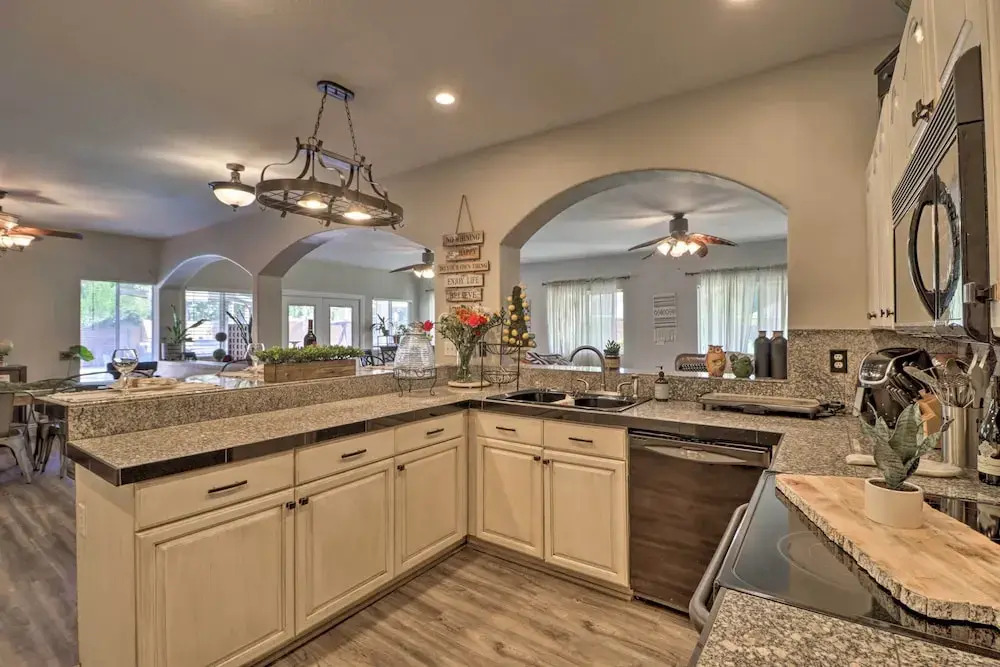Lavish Family Escape w/ Game Room in Avondale