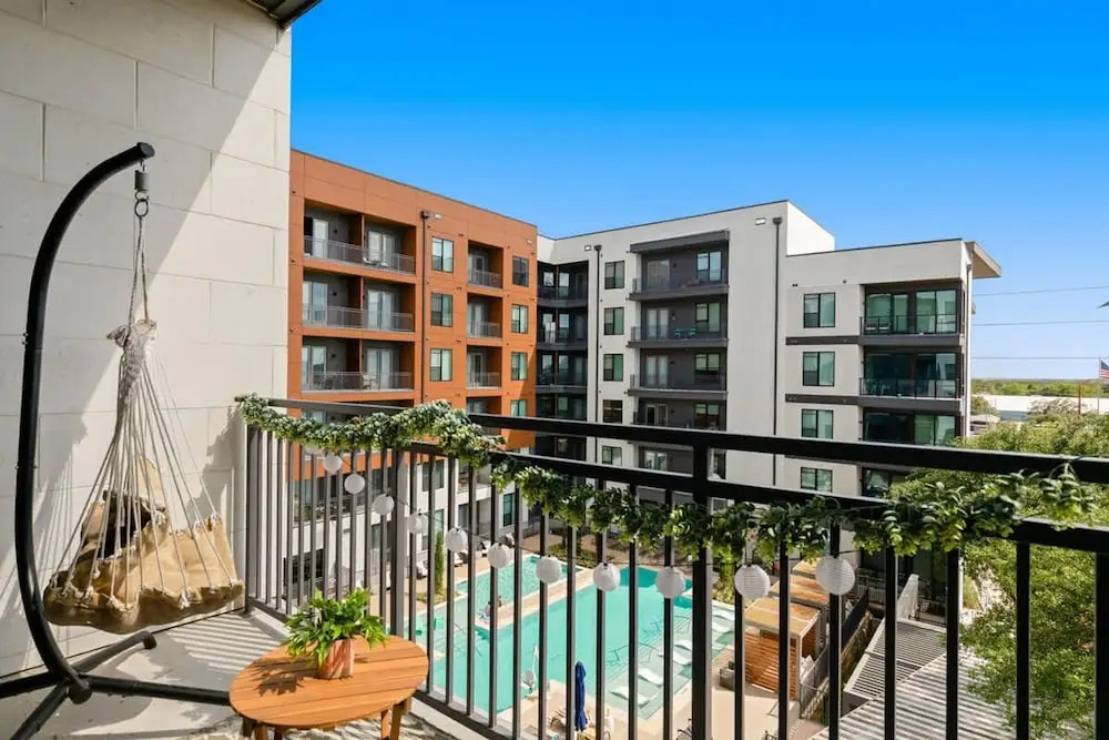 12min Downtown 6min Domain Pool Free Parking