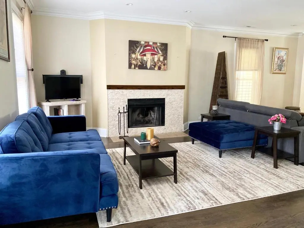 Old Town-Gold Coast Huge 5 br Home/ Free Parking/ Breakfast/ Pets OK/ Back Yard/ Walk Everywhere