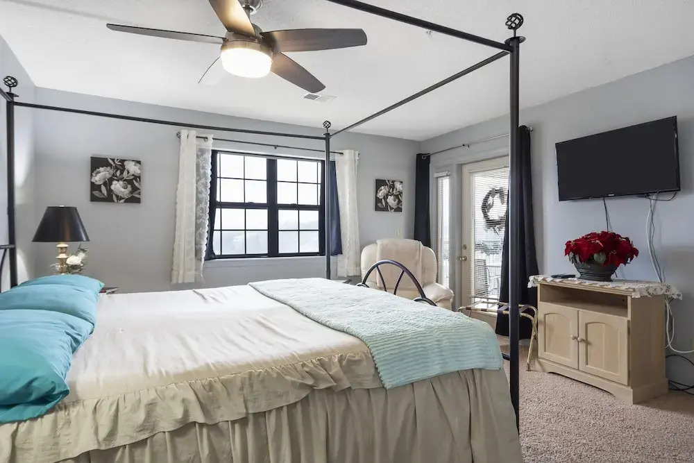 Jim and Roses Cozy Condo 15 Min to Downtown!