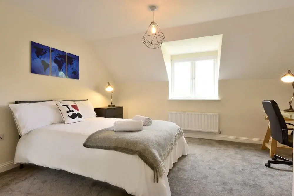 Villiers Road - modern family home by the golf course