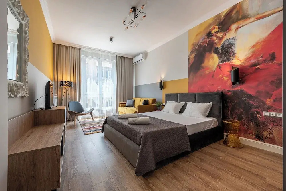 Luxury & Unique-Top Center Apt. - 3BDR