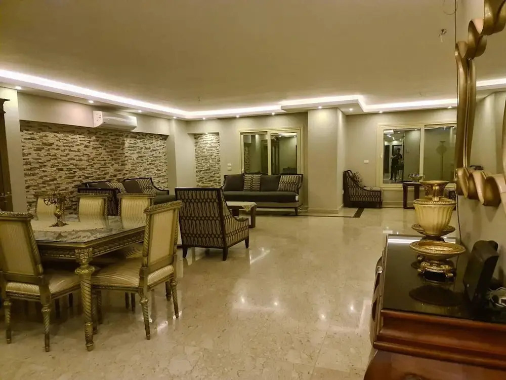 Spacious Executive Luxury Apartment With Balcony