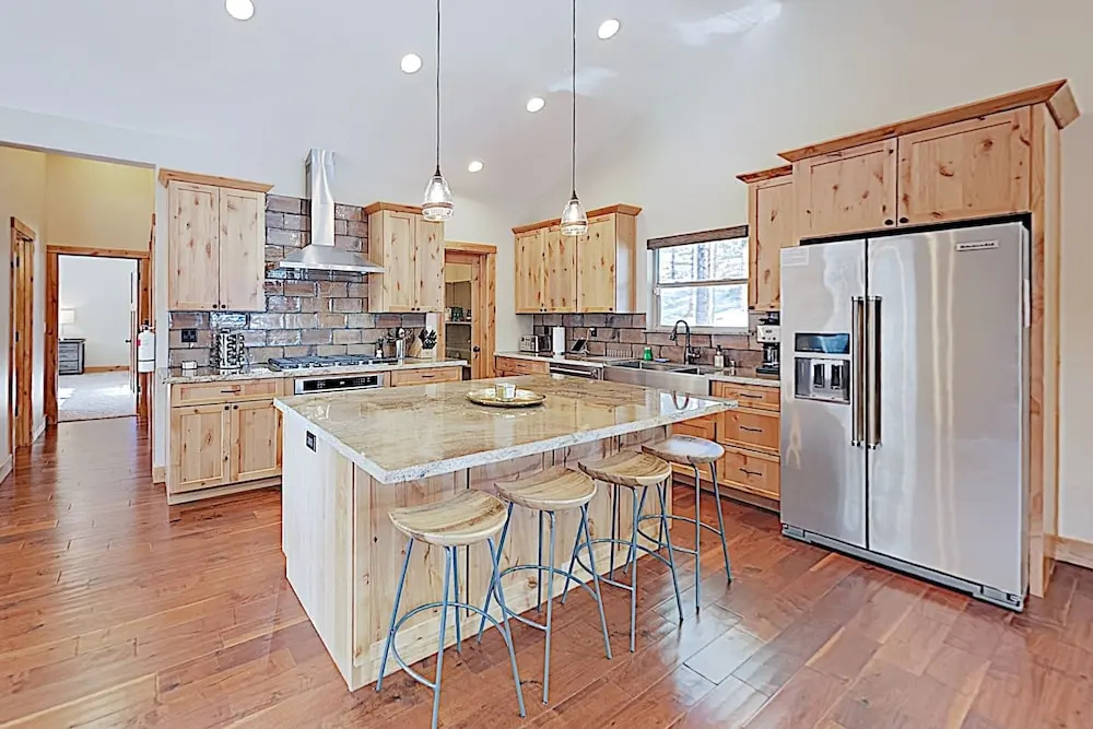 Lavish New-build: Private Hot Tub & 2 Living Areas 4 Bedroom Home