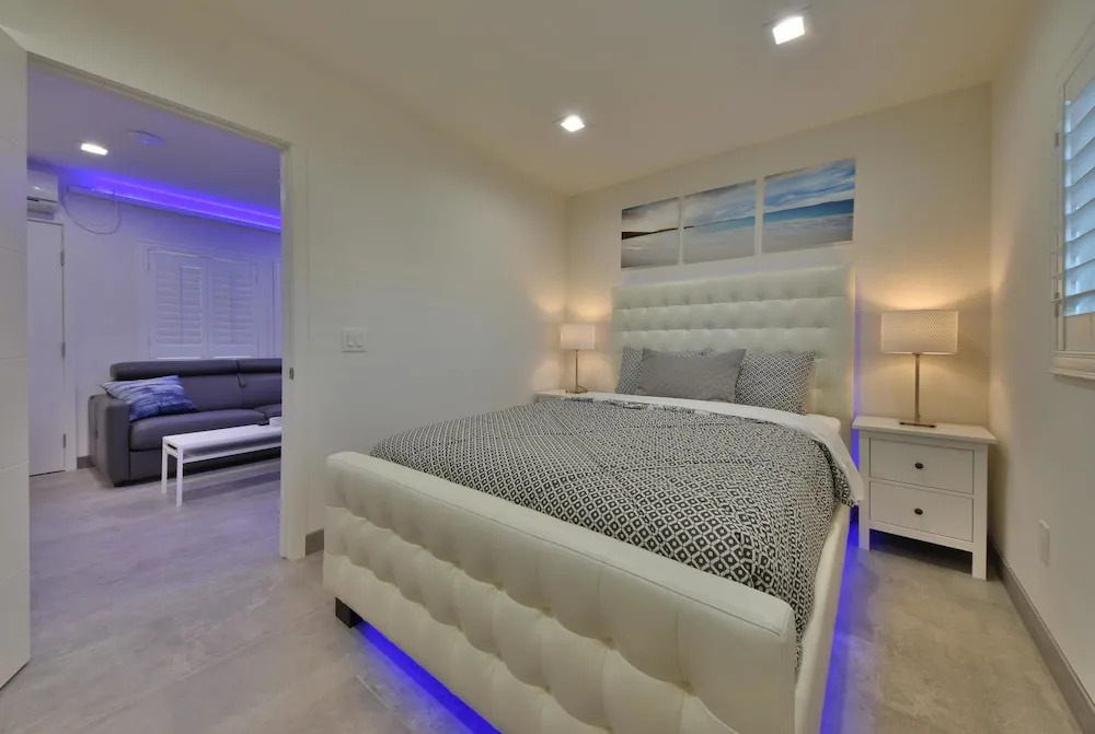 1244#3 Magnificent Newly Renovated Home by Beach