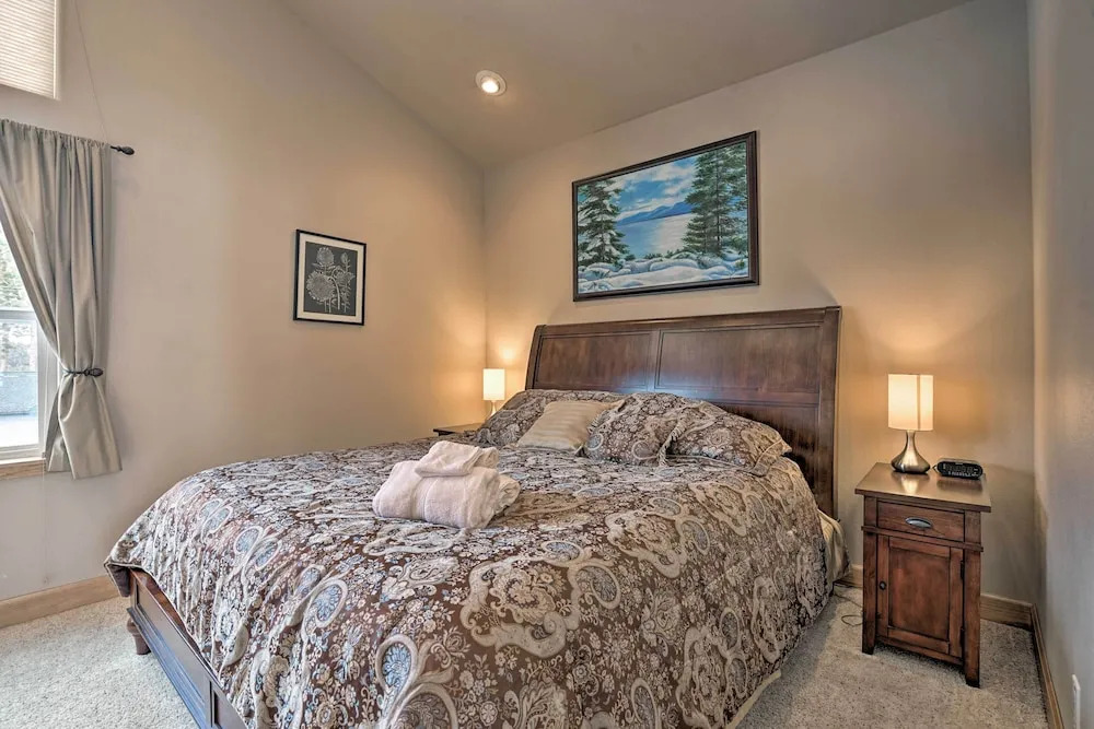 9 Mi to Heavenly Mountain: South Lake Tahoe Home!