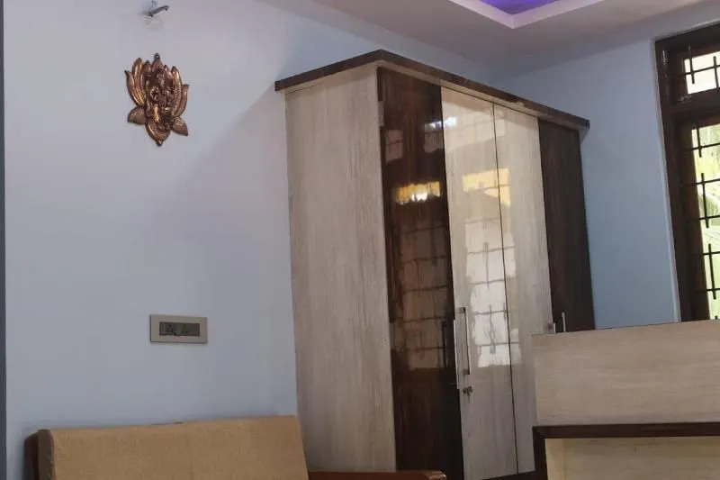OYO 14779 Meera Motels & Residency