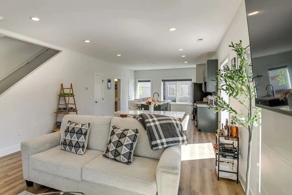 Rooftop Oasis: Downtown Des Moines Townhome