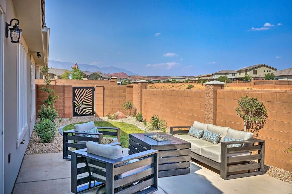 Private Hot Tub & Community Pool: Washington Home!