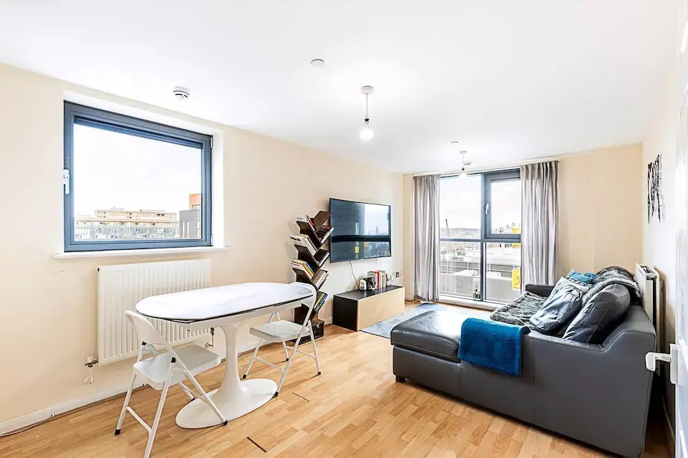 Sleek Flat w/ River Views In Canary Wharf