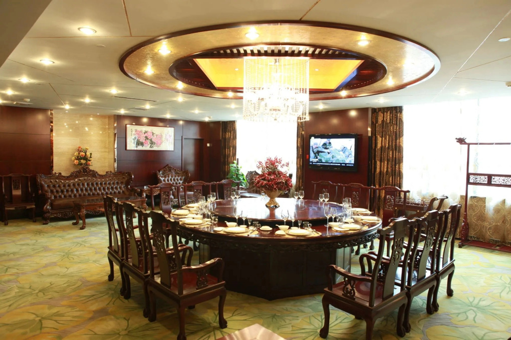 Zhenbao Holiday Hotel