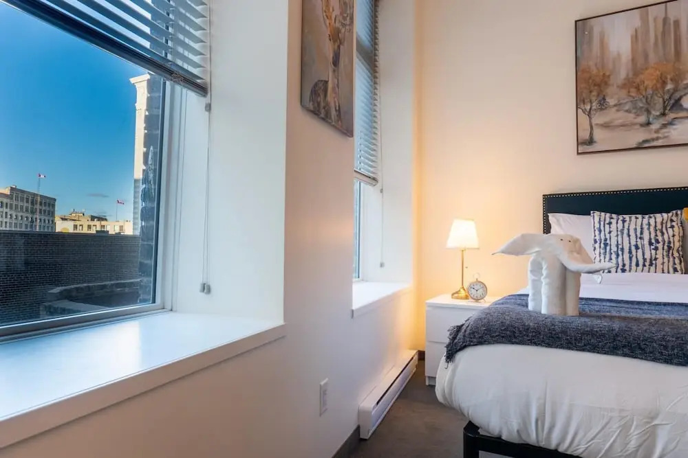 Comfy DT Loft w Parking Rooftop Patio BBQ Gym