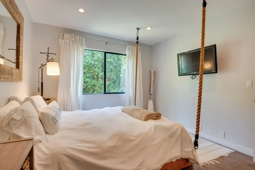 Malibu Retreat w/ Balcony & Mountain Views