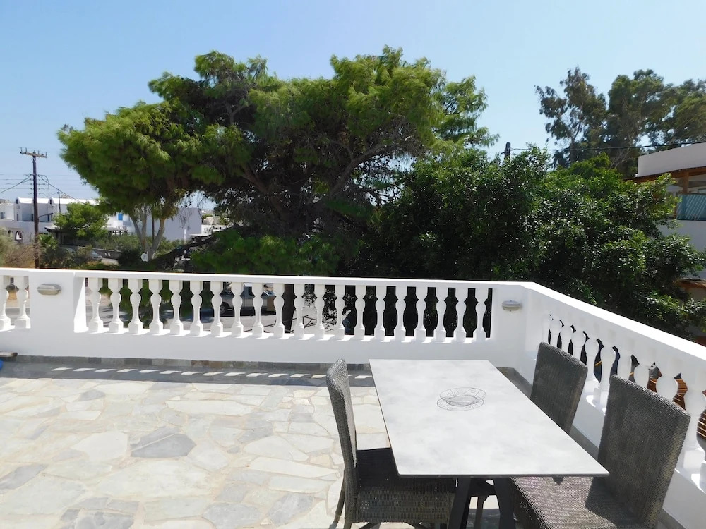 Perissa Art Villa - Kitchen & Washing Machine