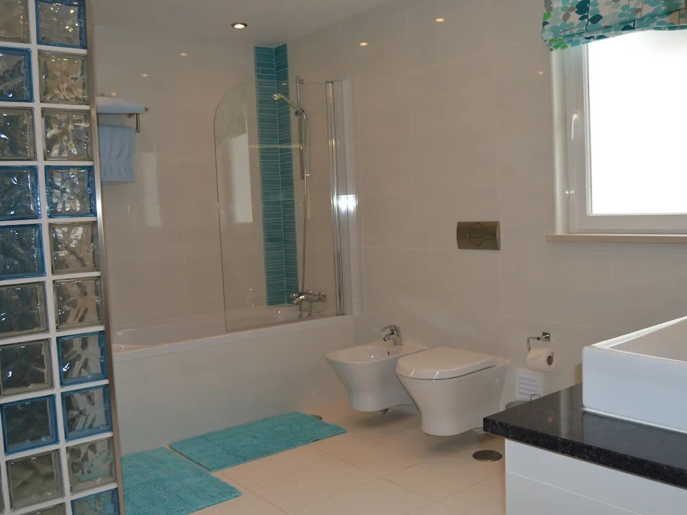 Luxury 5 Bedroom Villa with Private Pool on Funchal Ridge near Lagos