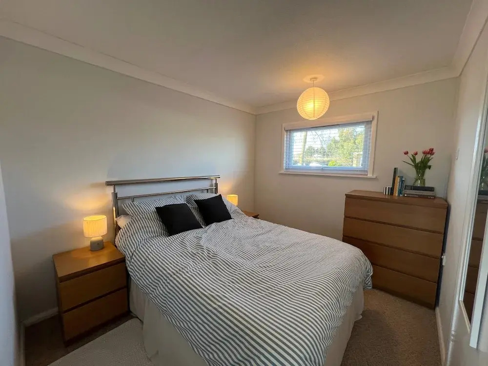 Beach Chalet - 2 Bedrooms - 4 Guests - Parking