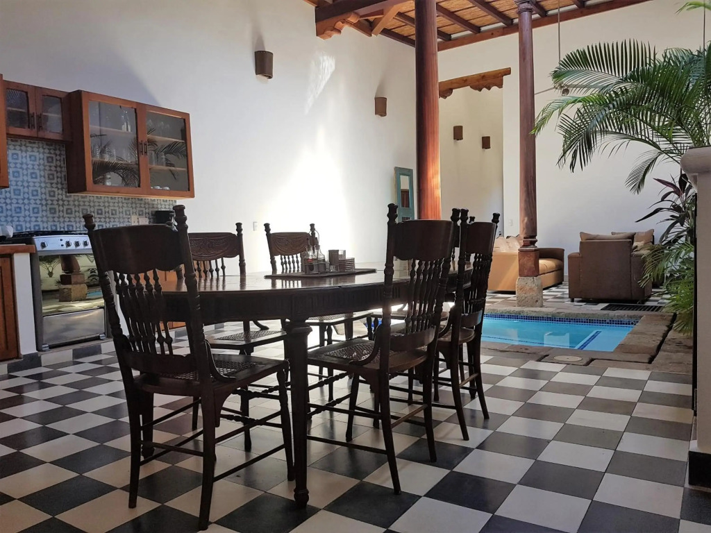 Lovely new-build colonial house with plunge pool