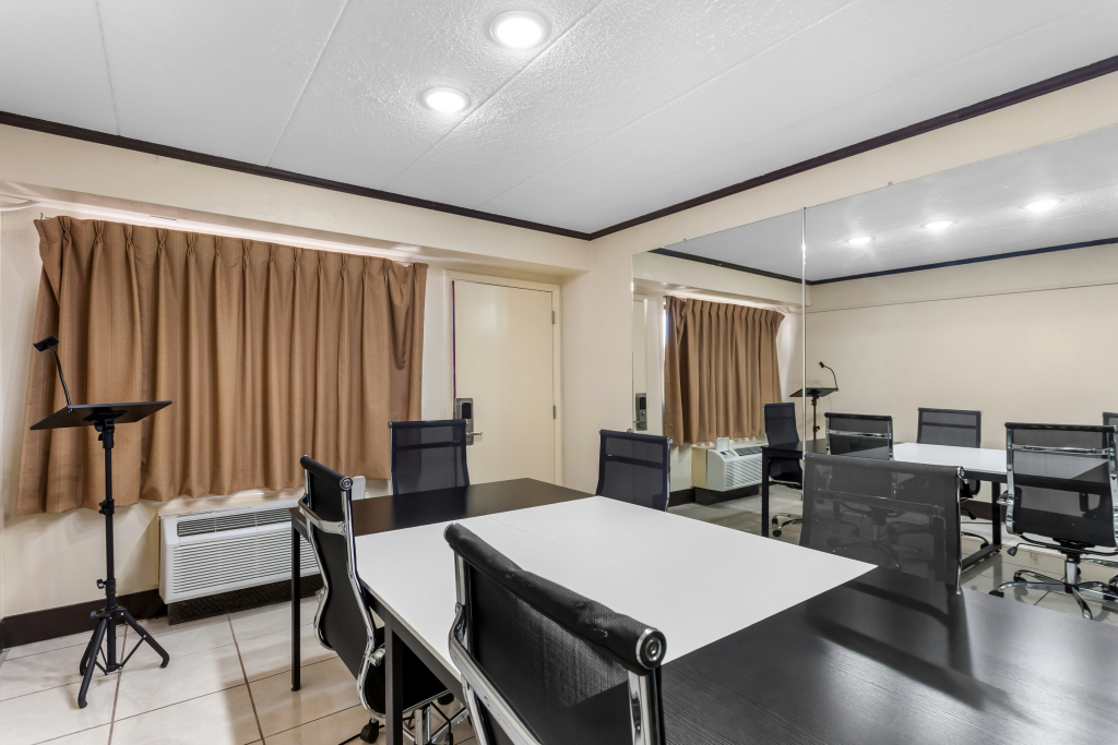 Red Roof Inn PLUS Chicago - Hoffman Estates