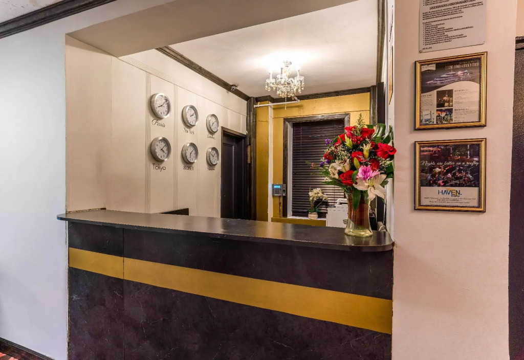 Royal Park Hotel & Hostel