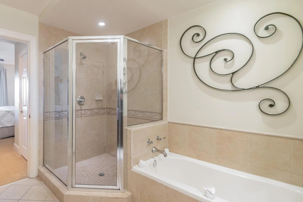 A DISNEY REUNION! 5 Heated Pools, New, Near Dis, Sleeps 8