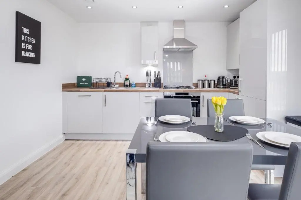 MAEVELA Apartments - Luxurious 2 Bedroom Apartment - Close to 02 Academy Birmingham - L Shape Sofa - FREE PARKING & NETFLIX - City Centre