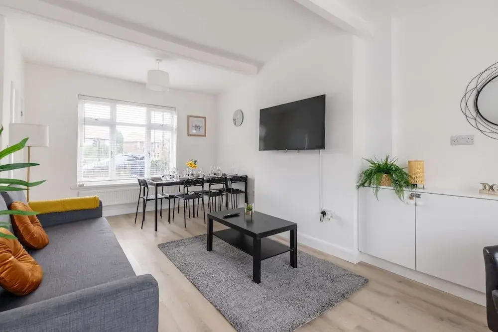 Free Parking - 4 Bedroom House
