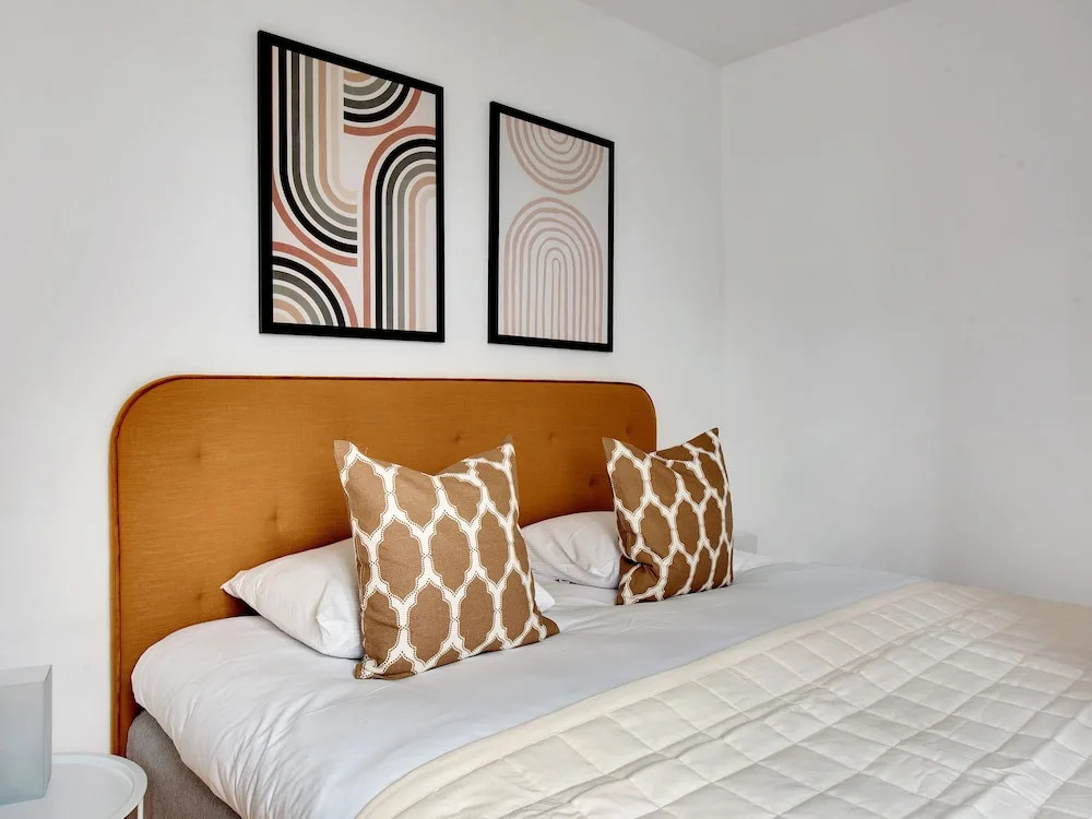 Constantin - Chic 2-bdr Apt With Balcony