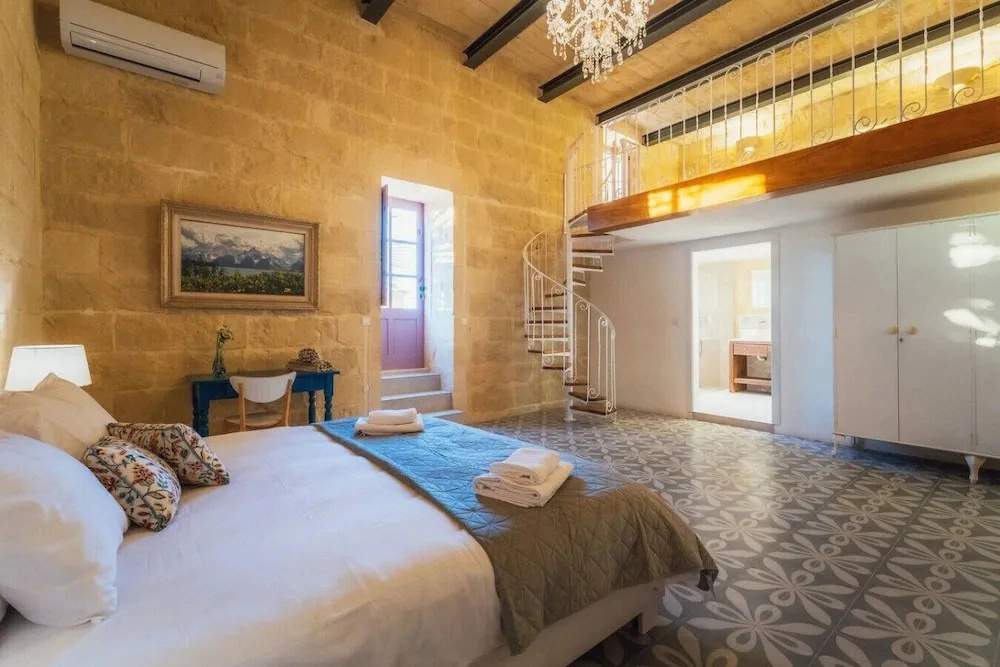 San Lawrenz Farmhouse Rustic Retreat With Pool