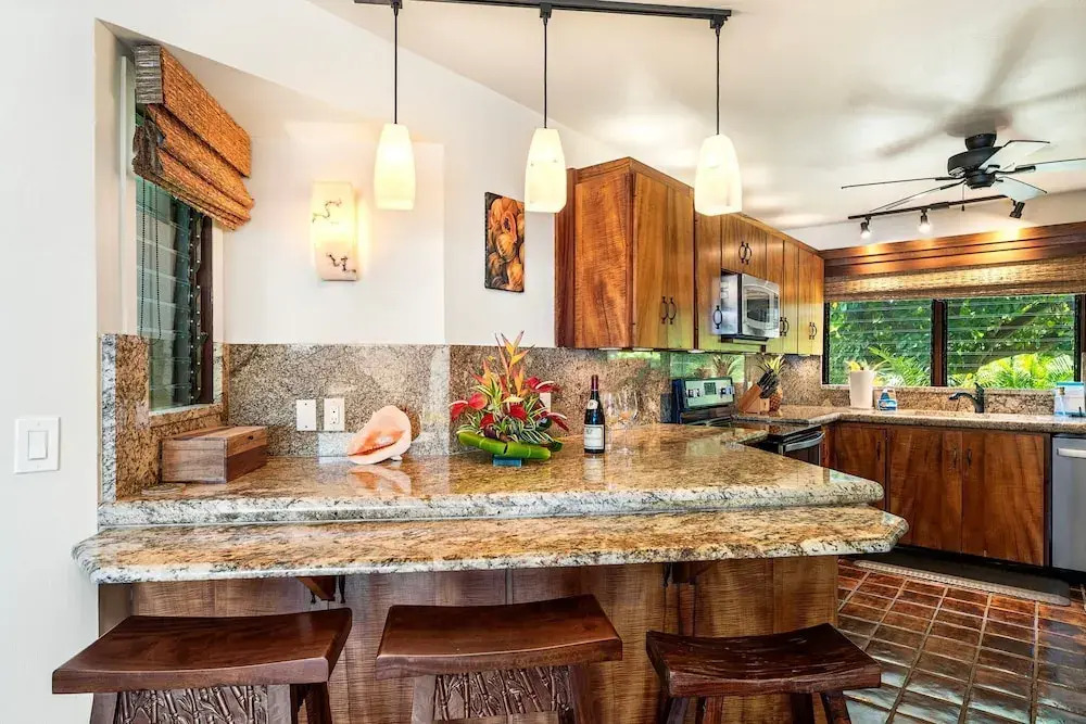 Beautiful Oceanfront - Air-conditioned - Sleeps 6 - Walk to Beach - Vrkcv