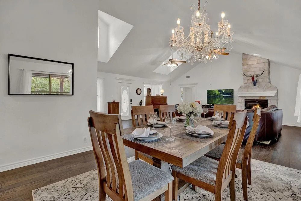 Luxury Haus - Great Backyard, Firepit, Bocce Ball!