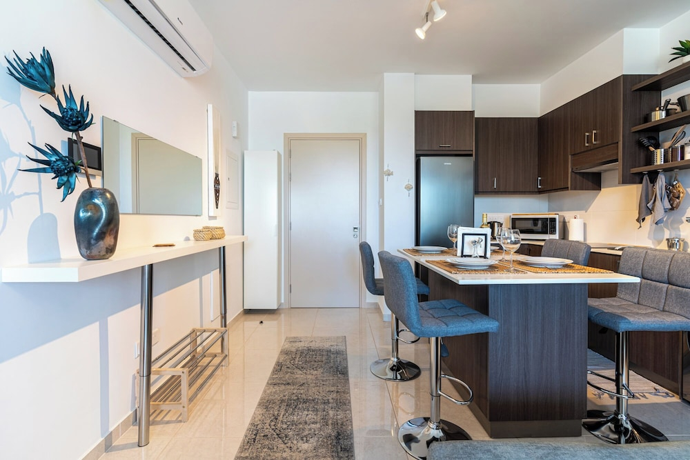 Lemon Tree 1-BR Apt & Pool in Livadia