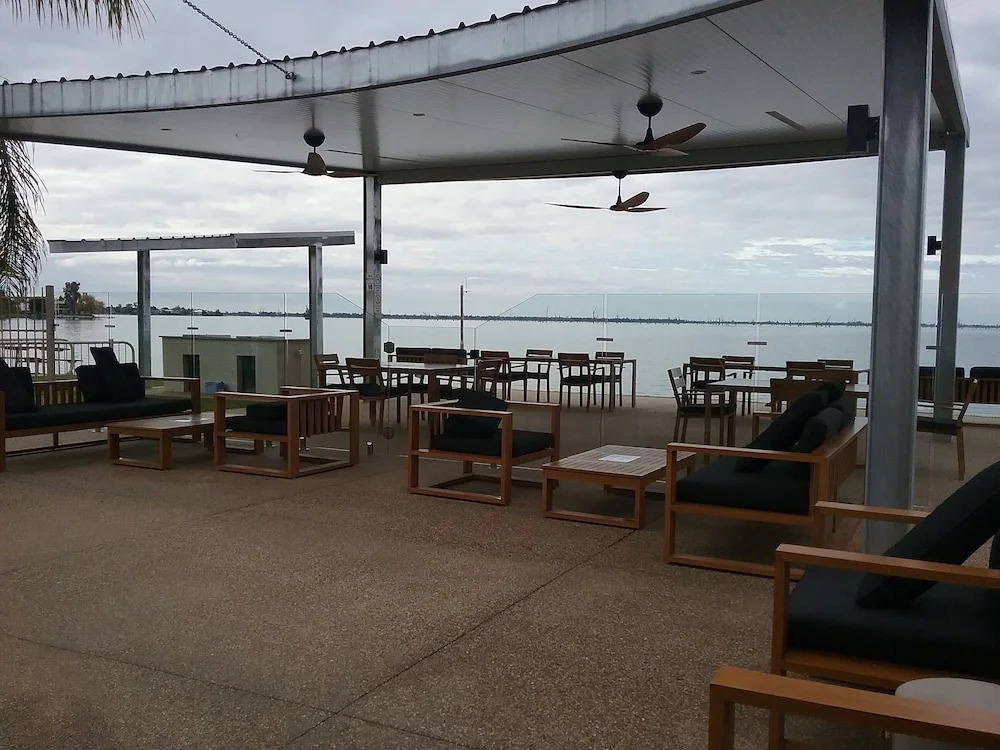 Lake Edge Resort