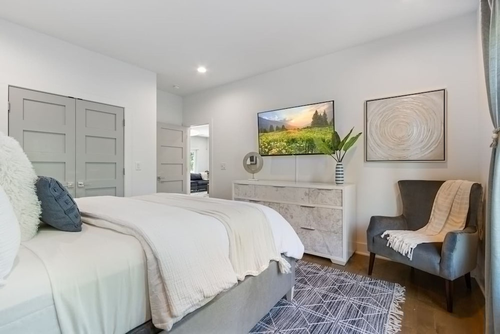 Luxe Modern 4 Bdrm 4 5bath w Private Pool Sleeps 8
