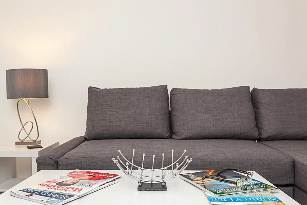 Gatwick Place- 4 bed 2 Bath Self Contained House Ideal for Keyworkers