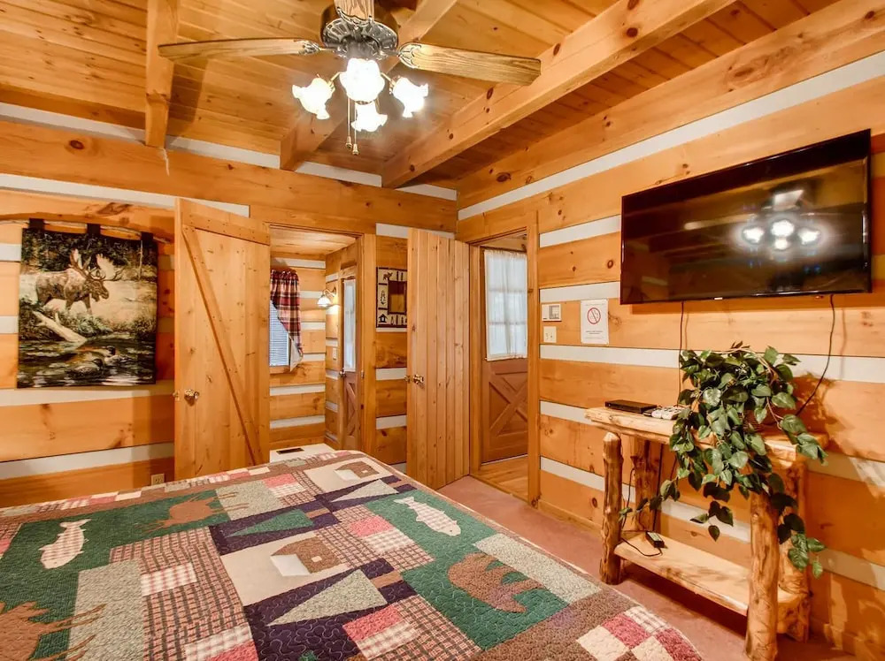 Moose Tracks 1 Bedroom Cabin by RedAwning