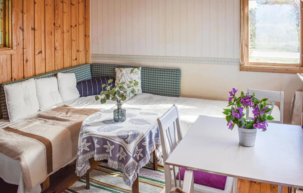 2 Bedroom Stunning Home In Kolmården