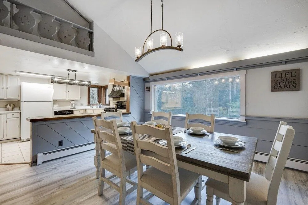 Killington Mountain Home! HotTub & 5 min to Skiing! 3 Bedroom Home by RedAwning