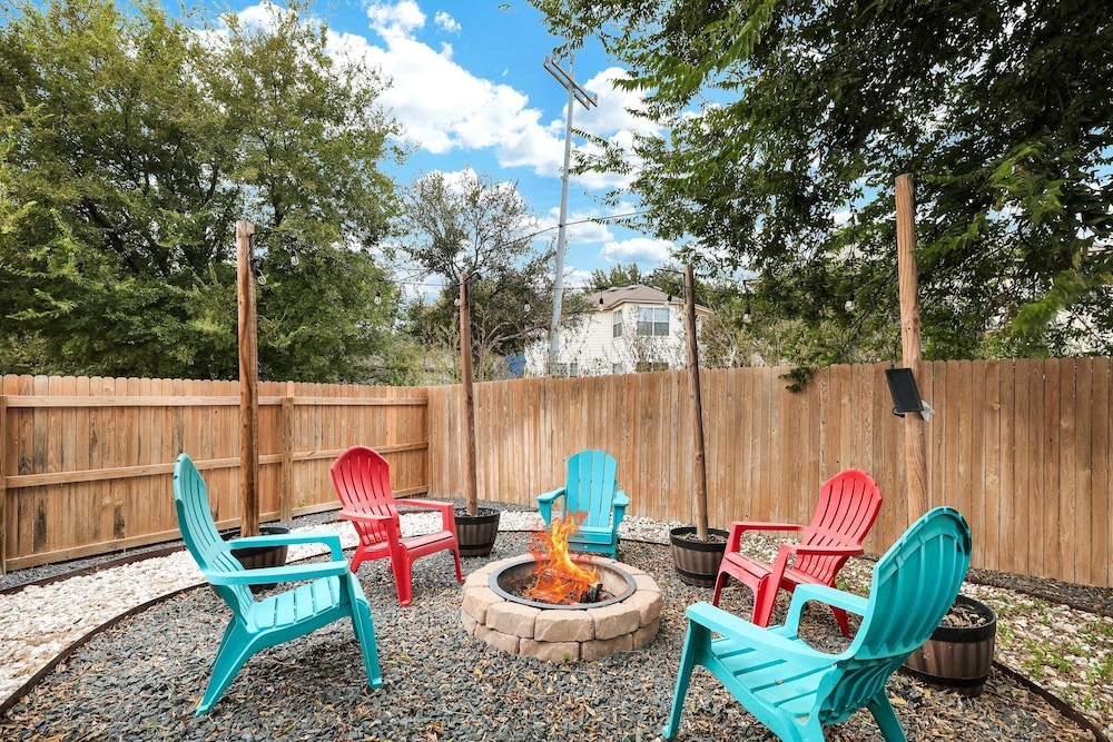 Pet-Friendly 3BR Fire Pit & Games Near Sea World