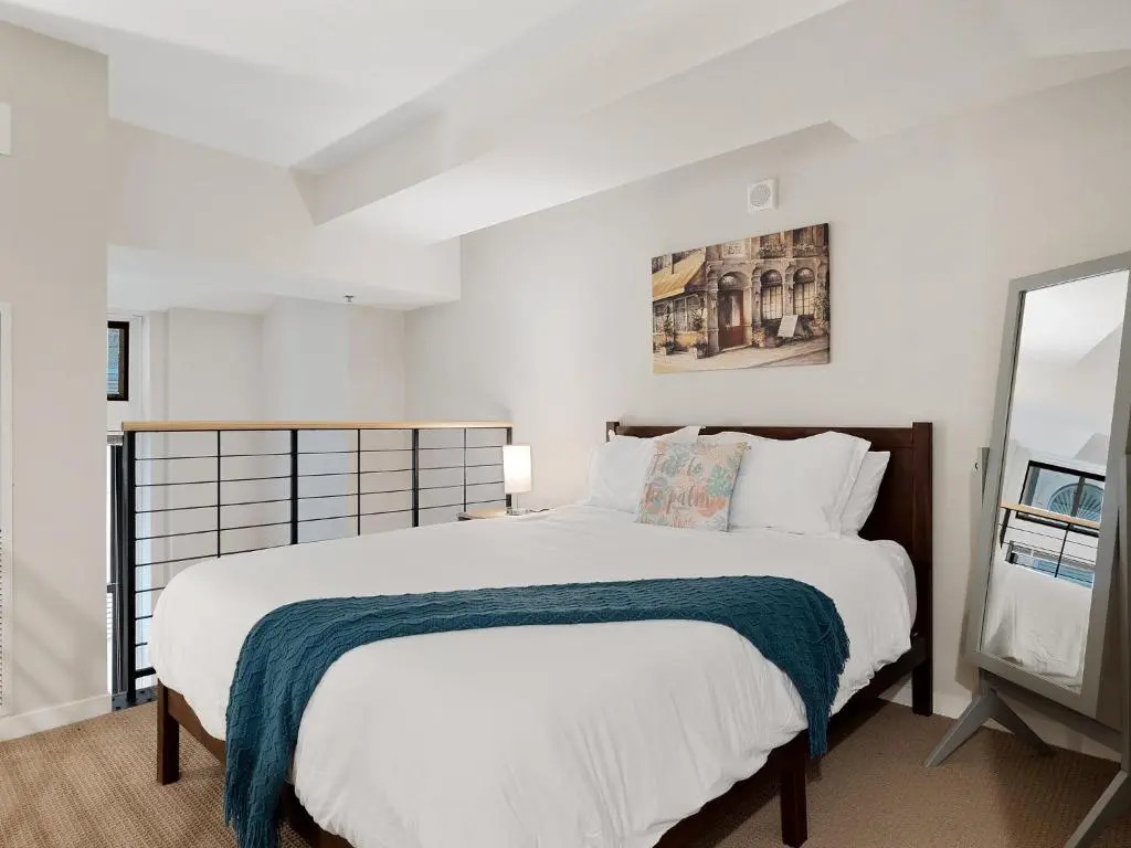 Lavish Downtown Condo with Rooftop Lounge 337