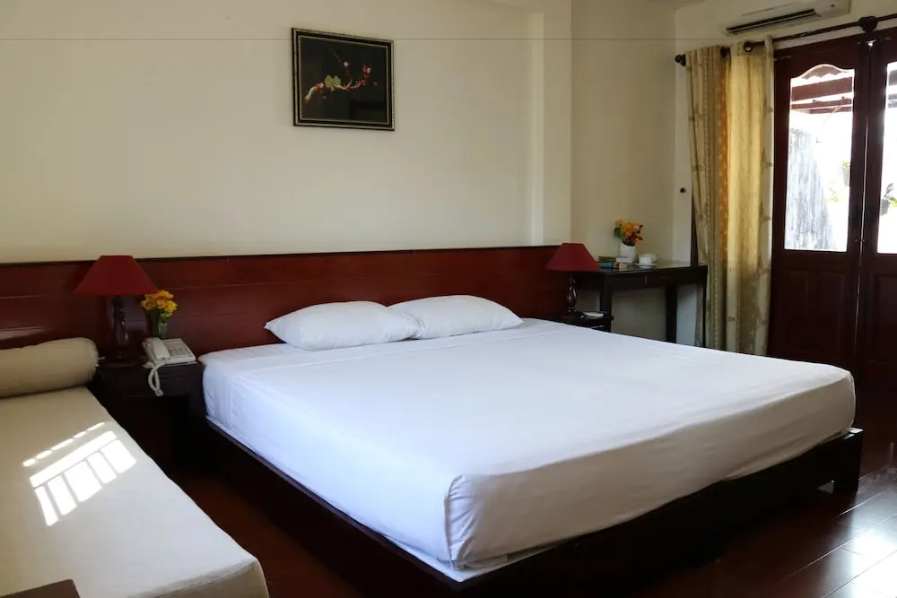 Nhi Trung Hotel